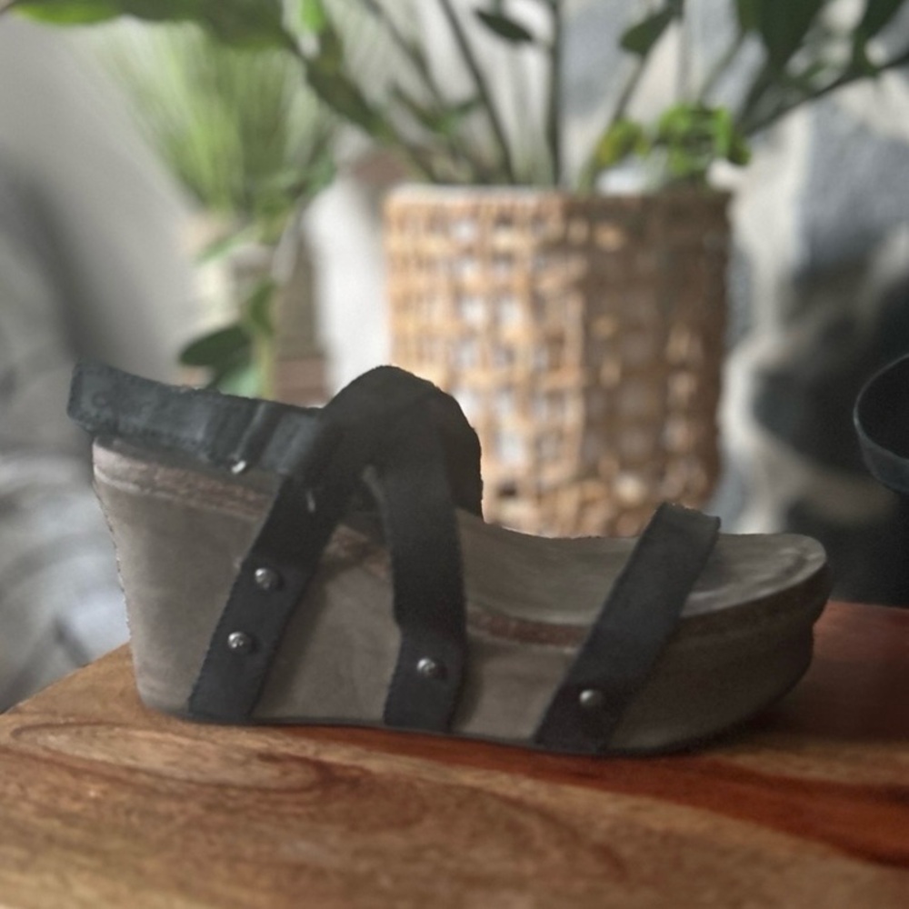 OTBT Black and Brown Wedge Sandals - Picture 2 of 4